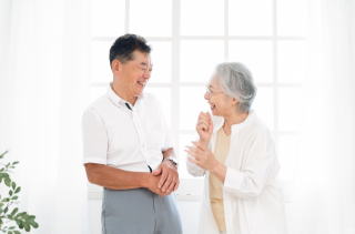 楽しく語り合う中高年の男女の写真